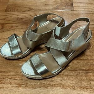 Vionic Ansleigh-style gold wedges
